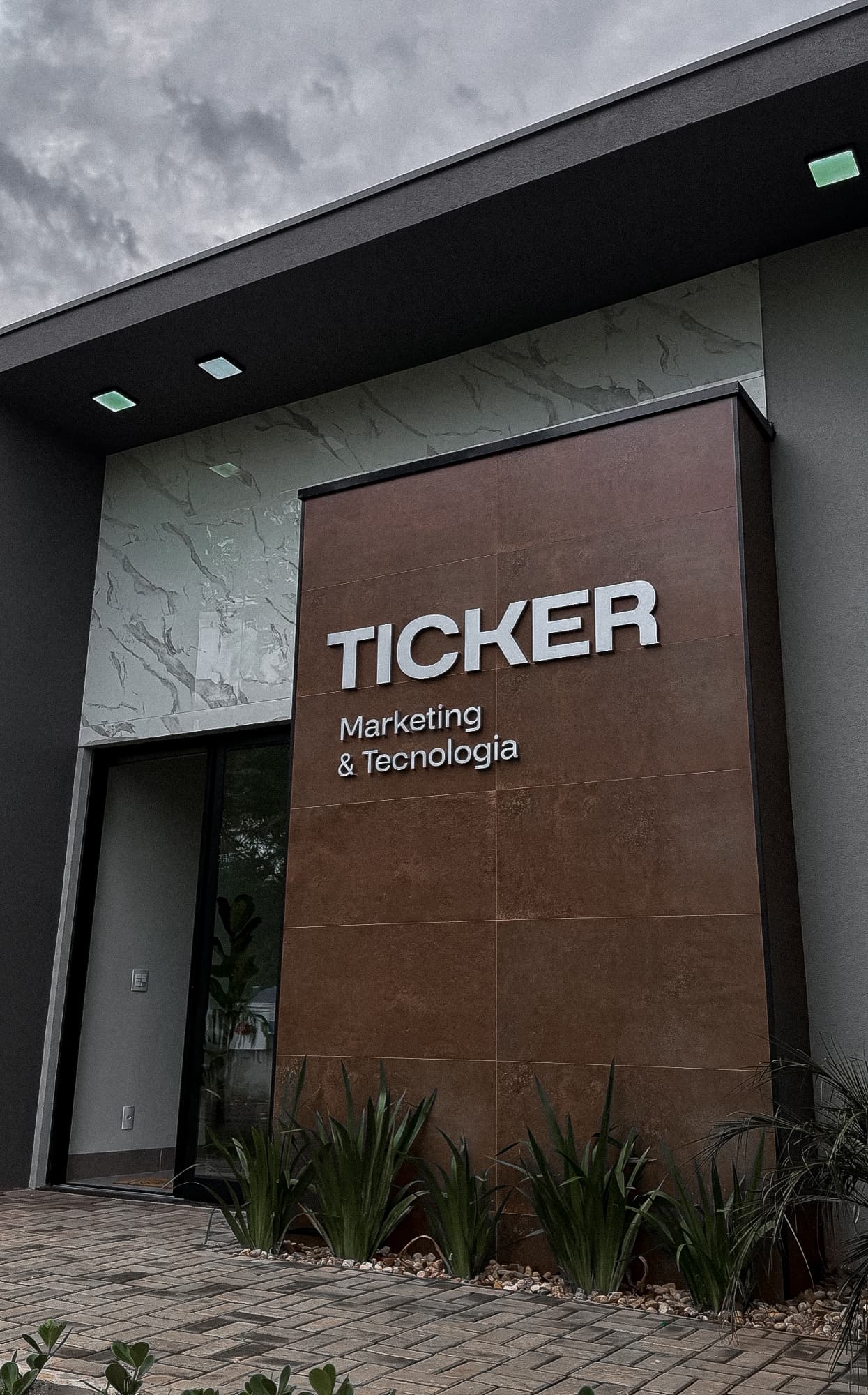 Fachada do escritório da Ticker